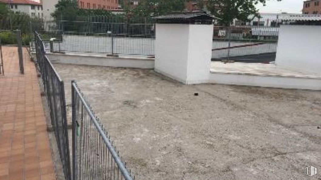 Suelo en venta en Calle Jacobina, 4, Carabanchel, Madrid, 28047 con edificio, árbol, superficie de la carretera, planta, terreno, asfalto, valla, acera, material compuesto y hormigón alrededor