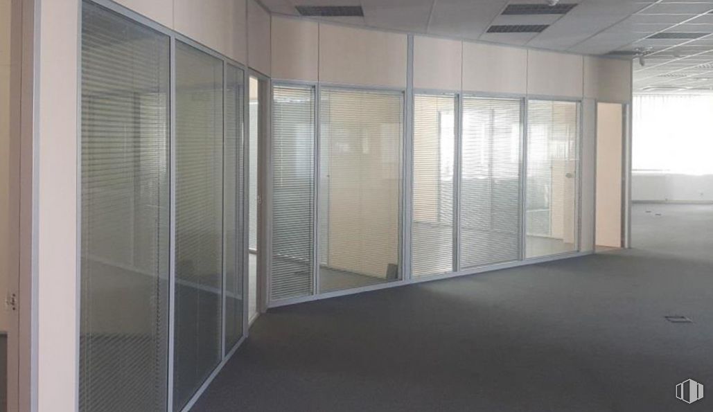 Oficina en alquiler y venta en Calle San Severo, 26, Barajas, Madrid, 28042 con ventana, accesorio, sombra, exterior del automóvil, suelo, suelos, madera, material compuesto, vidrio y aluminio alrededor