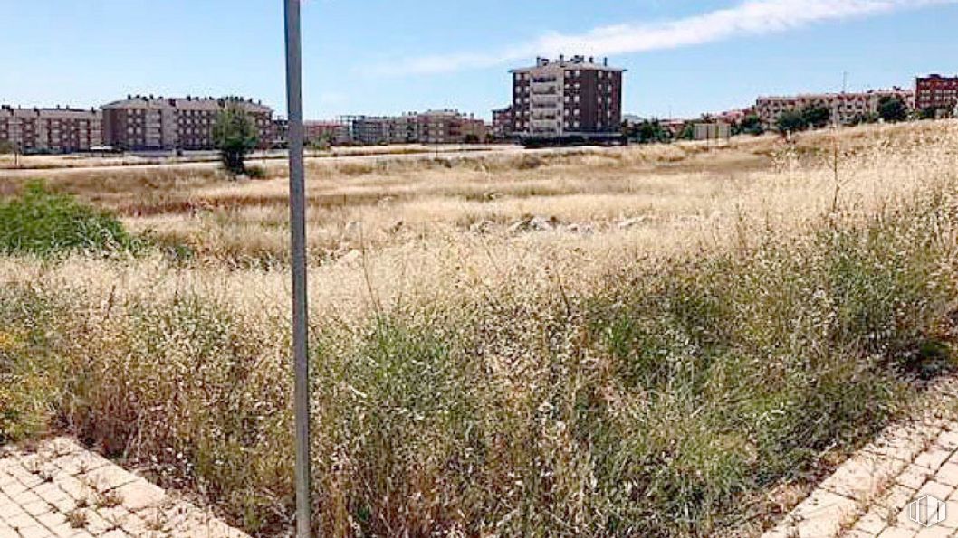 Land for sale at Calle Enrique Granados, 11, Ávila, 05003 with building, sky, plant, cloud, natural landscape, land lot, grass, tree, neighbourhood and residential area around