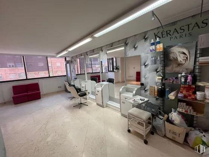 Retail for rent at Plaza España, Talavera de la Reina, Toledo, 45600 with lighting, furniture, couch, interior design, flooring, automotive design, ceiling, machine, shipping box and room around