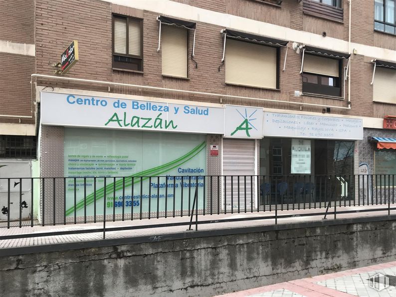 Retail for rent at Plaza Albufera, 7, Fuenlabrada, Madrid, 28945 with window, building, fence, neighbourhood, facade, fixture, urban design, city, metropolitan area and gas around