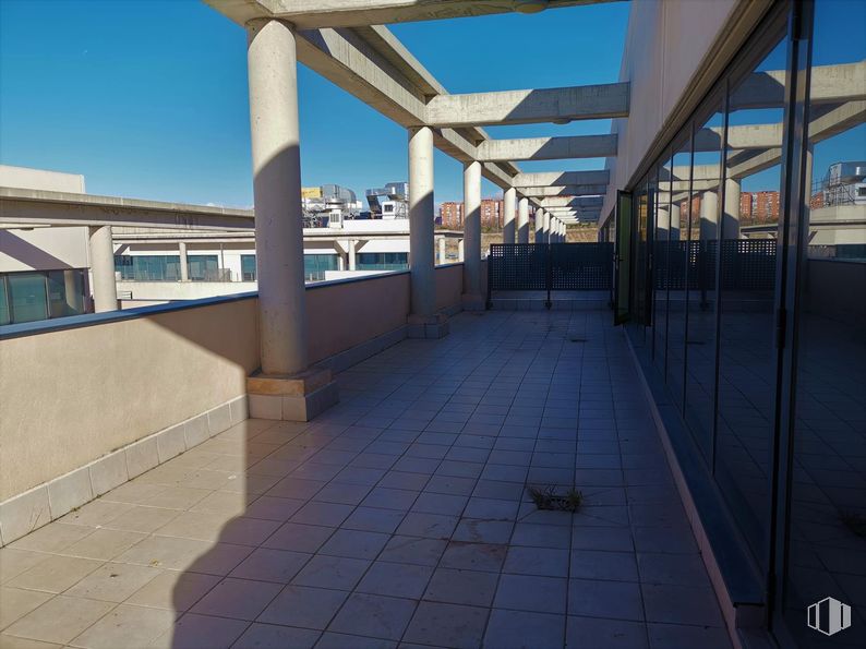 Office for rent at Edificio 1B (22-B), Polígono Industrial Vallecas, Villa de Vallecas, Madrid, 28031 with floor, flooring, ceiling, glass, concrete, daylighting, shade, building material, column and tile flooring around