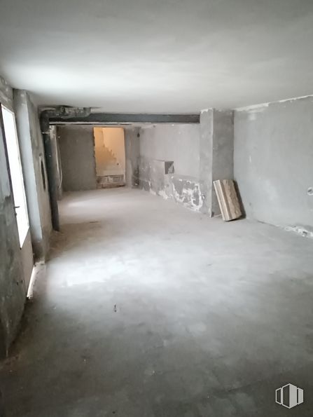 Retail for sale at Plaza Pedro Zerolo, 5, Centro, Madrid, 28004 with pillow, fixture, floor, flooring, building, composite material, ceiling, plaster, concrete and building material around