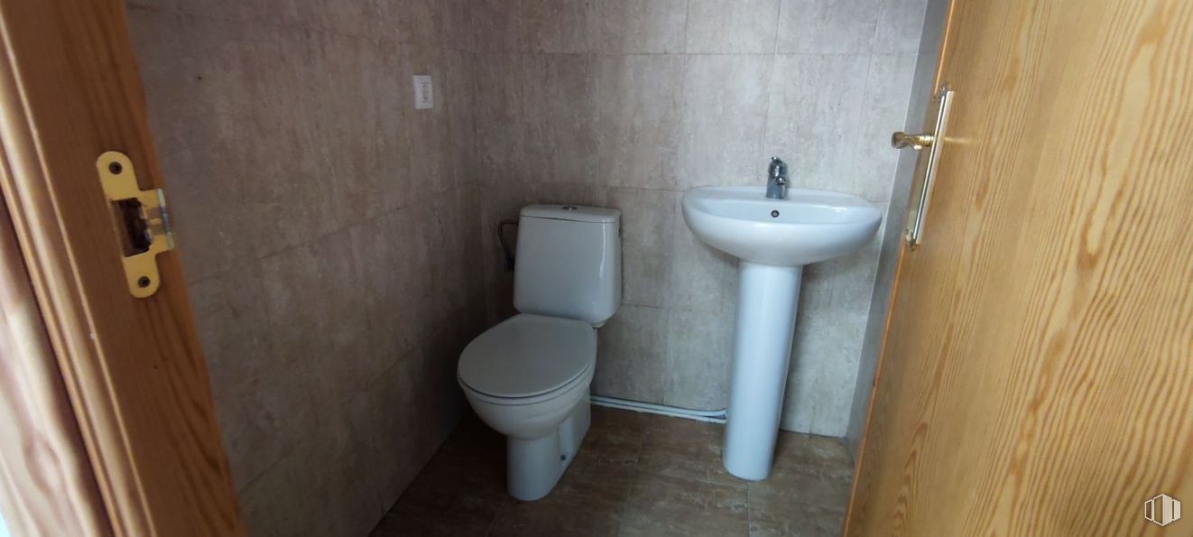 Retail for sale at Universidad, Ávila, 05002 with toilet, sink, door, plumbing fixture, property, tap, bathroom, purple, bathroom sink and fluid around