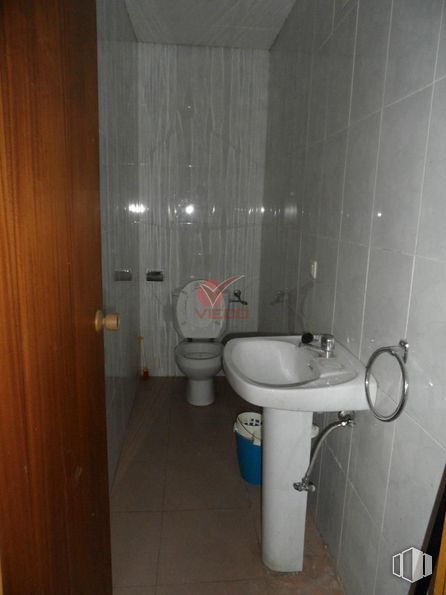 Retail for sale at Zona céntrica, Cuenca, 16004 with toilet, sink, bathroom sink, tap, toilet seat, plumbing fixture, building, bathroom, purple and fluid around