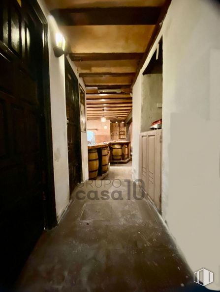 Local en venta en Calle Cava de San Miguel, 13, Centro, Madrid, 28005 con edificio, madera, casa, puerta, pavimentos, madera, archivar, techo, pasillo y viga alrededor