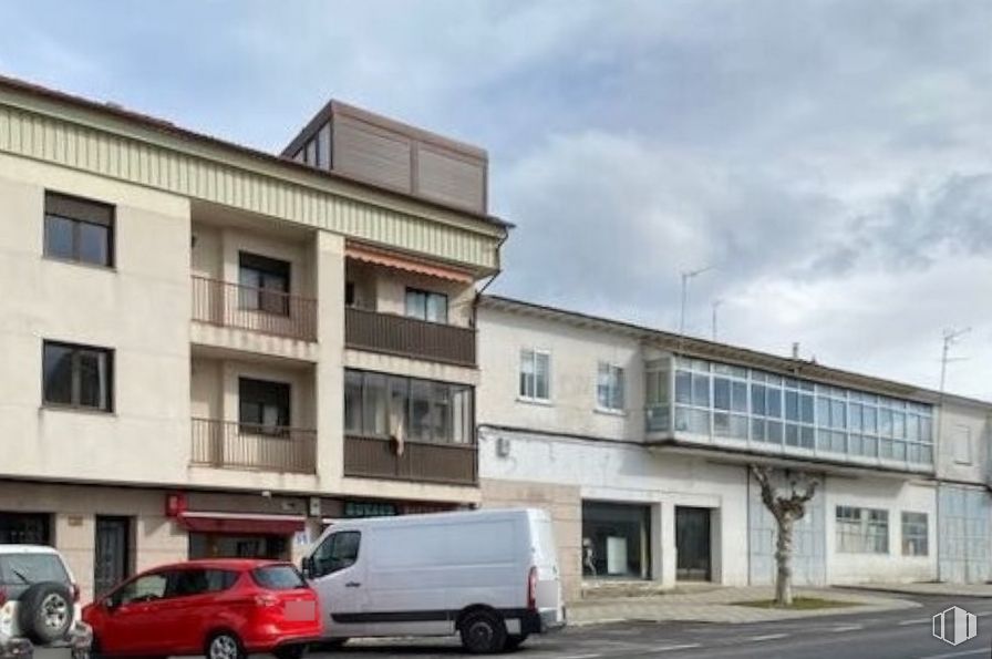 Retail for sale at Zona centro, El Barco de Ávila, Ávila, 05600 with van, car, building, window, cloud, tire, sky, vehicle, wheel and motor vehicle around