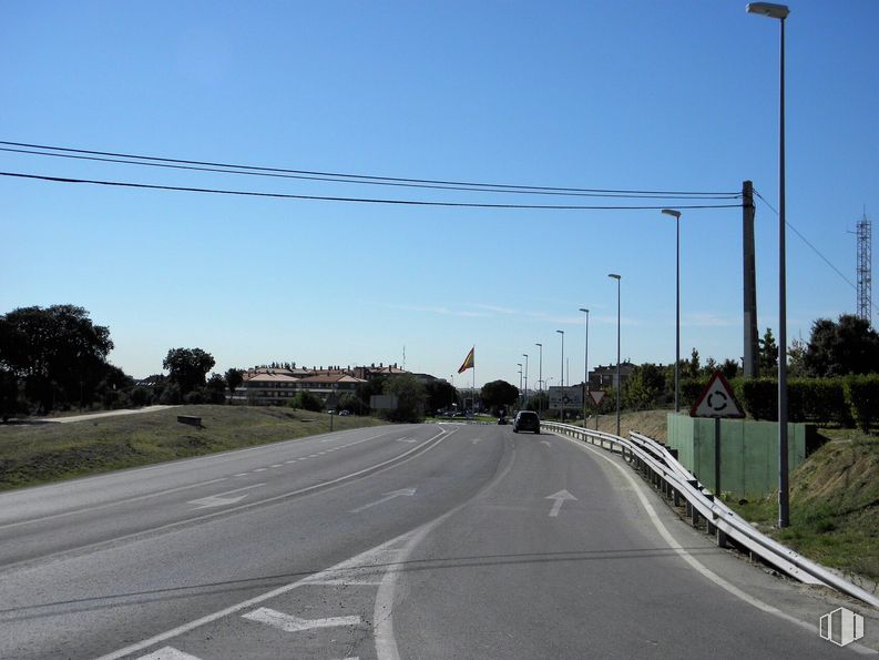 Suelo en alquiler en El Encinar, Boadilla del Monte, Madrid, 28660 con cielo, planta, luz de la calle, superficie de carretera, árbol, asfalto, lote de tierra, paisaje natural, brea y línea eléctrica aérea alrededor