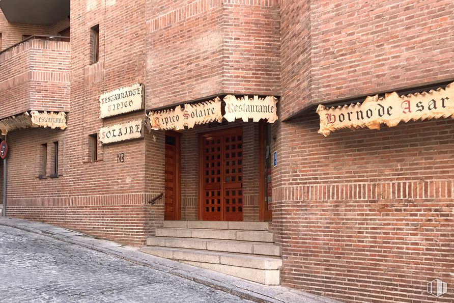 Local en venta en Zona Casco Antiguo, Segovia, 40001 con puerta, marrón, propiedad, madera, arquitectura, albañilería, edificio, ladrillo, material de construcción y fuente alrededor