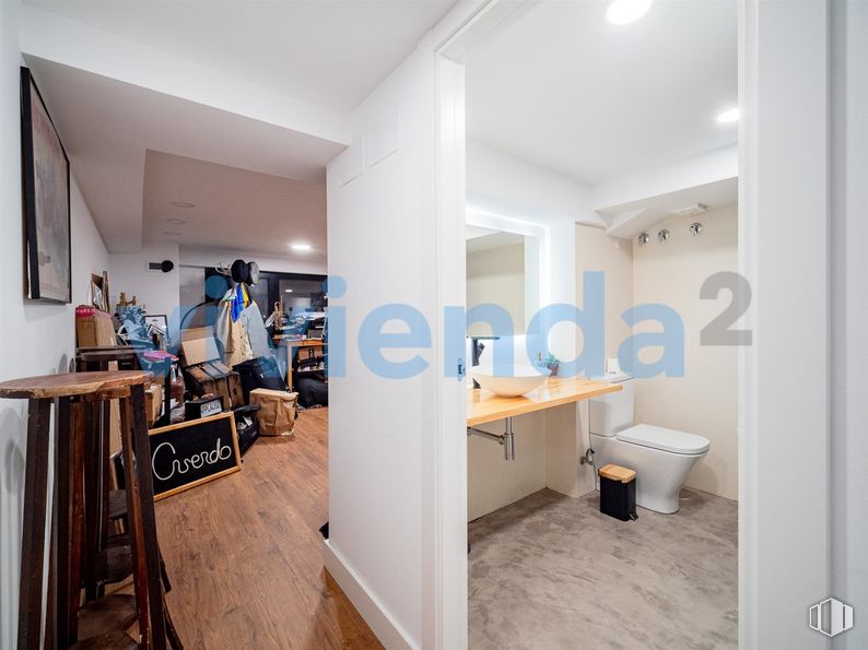 Retail for sale at Calle Rodas, 8, Centro, Madrid, 28005 with toilet, furniture, sink, building, plumbing fixture, tap, fixture, wood, interior design and bathroom around