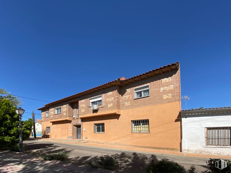 Retail for sale at Calle Arenal, 46, Casarrubios del Monte, Toledo, 45950 with window, sky, plant, building, property, house, architecture, wood, fixture and tree around