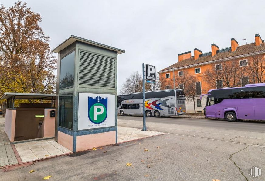 Industrial for sale at Calle Valeras, 2, Aranjuez, Madrid, 28300 with bus, tire, wheel, building, vehicle, sky, plant, tour bus service, motor vehicle and window around