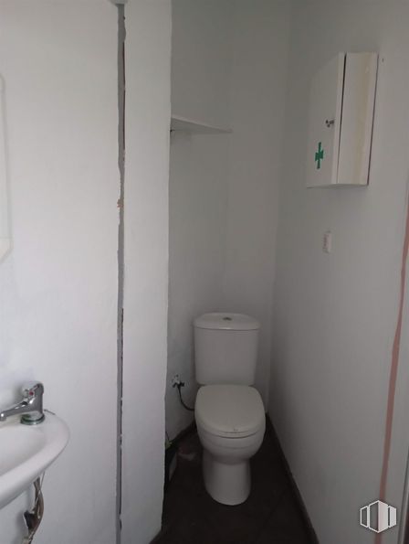 Retail for sale at Plaza Colón, 1, Arganda del Rey, Madrid, 28500 with toilet, toilet seat, wall, white, plumbing fixture, floor, bathroom, flooring, plumbing and room around