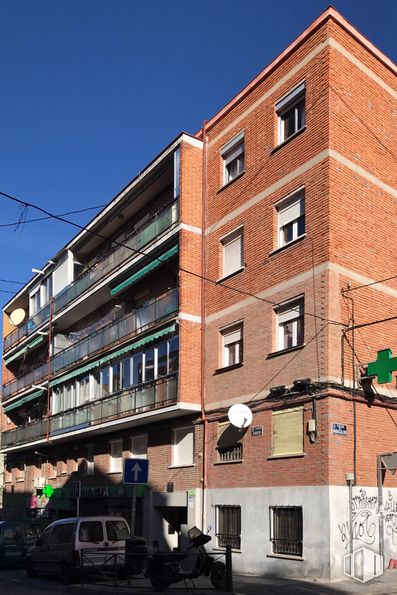 Local en venta en Calle Arroyo, 12, Tetuán, Madrid, 28029 con coche, ventana, cielo, edificio, neumático, propiedad, rueda, diseño urbano, bloque de torre y condominio alrededor