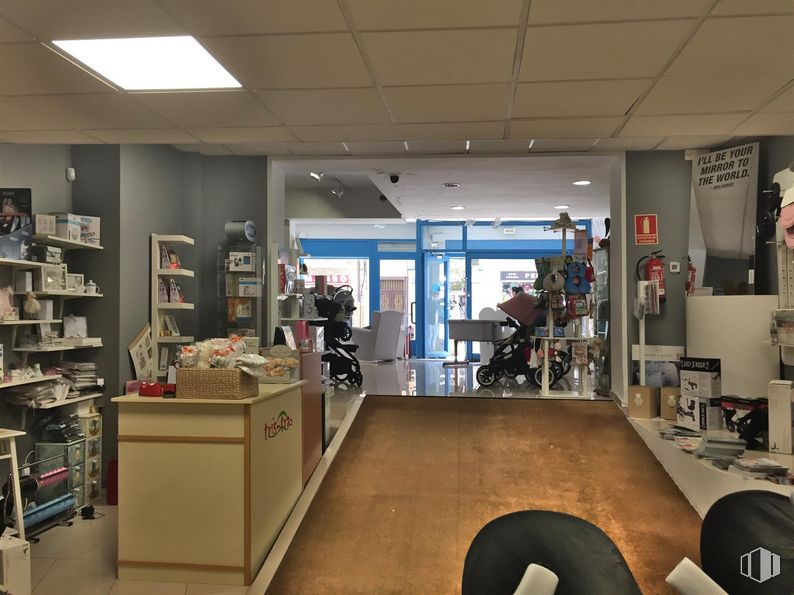 Retail for sale & for rent at Calle José Zorrilla, 8, Segovia, 40002 with cabinetry, property, building, product, shelf, lighting, tire, interior design, automotive tire and floor around