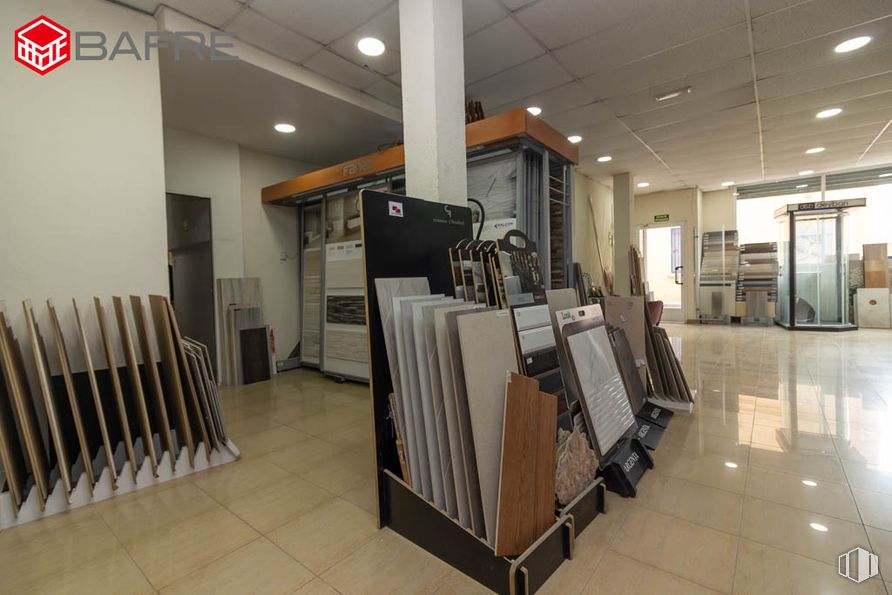 Retail for sale at Calle Peña Veiga, Villa de Vallecas, Madrid, 28031 with flooring, wood, floor, tile, wood flooring, wood stain, hardwood, building material, varnish and tile flooring around