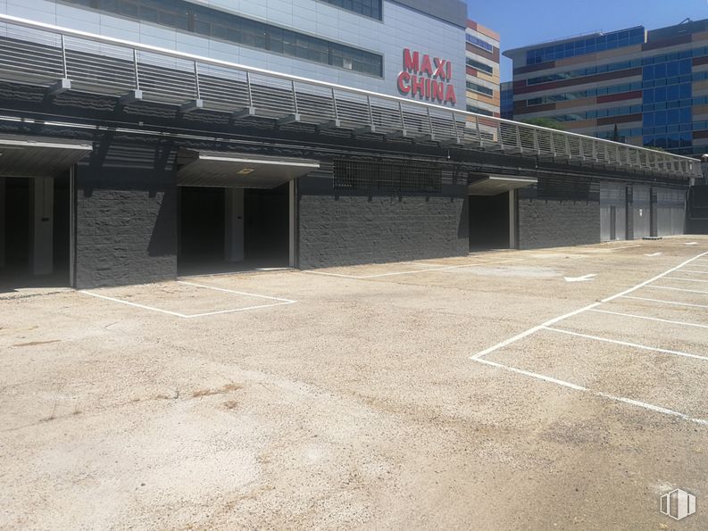 Nave en alquiler en Carretera Fuencarral a Alcobendas, 16, Fuencarral - El Pardo, Madrid, 28049 con edificio, propiedad, ventana, asfalto, piso, cielo, pared, sombra, superficie de la carretera y fachada alrededor