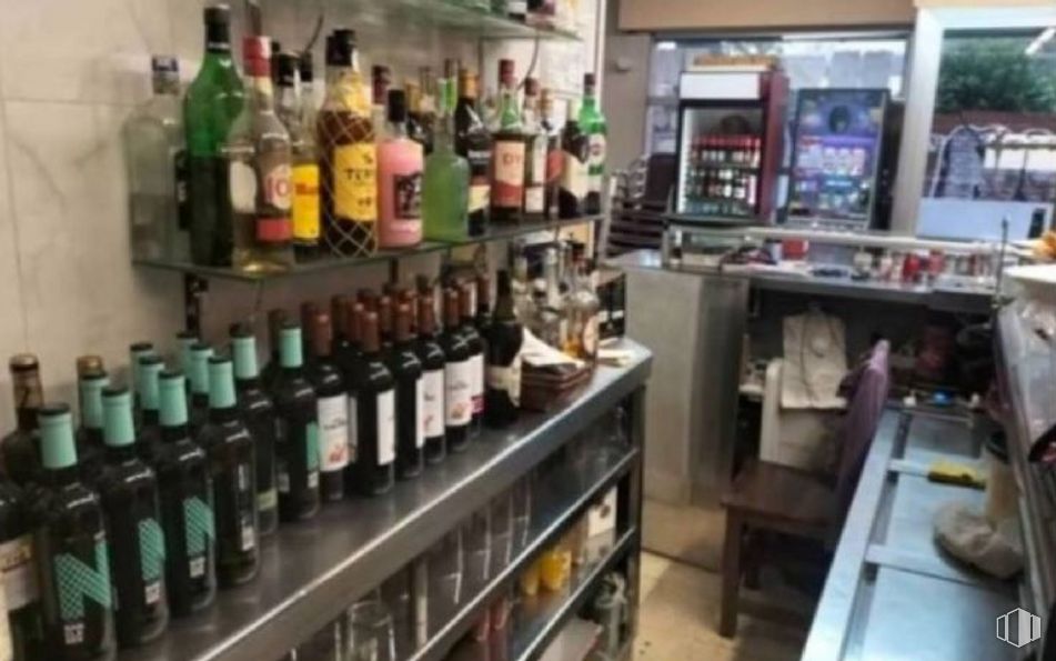 Local en venta en Calle Carlos Solé, Puente de Vallecas, Madrid, 28038 con botella, estante, producto, estantería, edificio, botella de vidrio, venta al por menor, establecimiento de bebidas, tapa de botella y bebida alcohólica alrededor