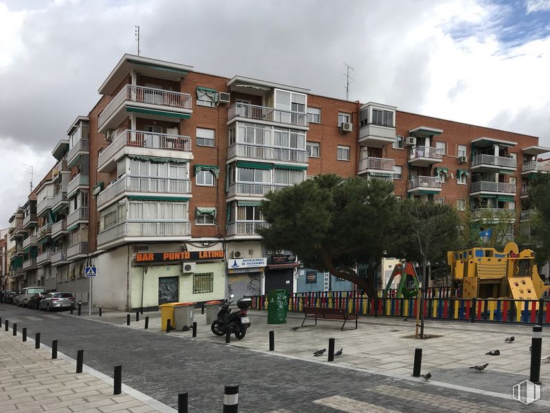 Local en venta en Plaza Reverencia, Ciudad Lineal, Madrid, 28027 con edificio, nube, cielo, propiedad, ventana, rueda, diseño urbano, neumático, zona residencial y condominio alrededor