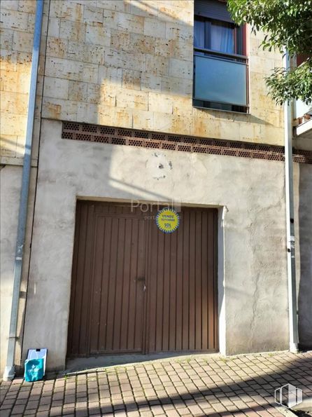 Retail for sale at Calle Resina, Cuéllar, Segovia, 40200 with window, door, property, azure, wood, road surface, plant, architecture, line and fixture around