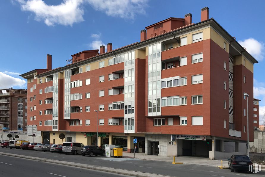 Retail for sale & for rent at Calle Agustín Rodríguez Sahagún, Ávila, 05003 with building, car, sky, cloud, window, property, vehicle, urban design, condominium and neighbourhood around