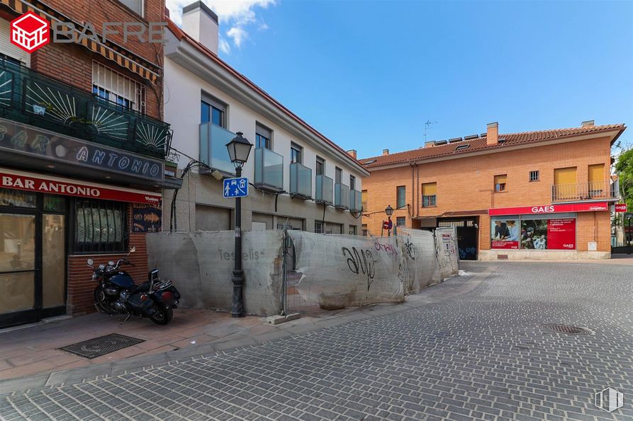 Local en alquiler en Plaza Don Antonio de Andrés, Vicálvaro, Madrid, 28032 con motocicleta, edificio, cielo, nube, superficie de la carretera, ventana, neumático, planta, casa y fachada alrededor