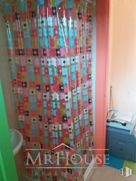 Retail for sale & for rent at Calle Estrella Antares, Parla, Madrid, 28980 with textile, pink, shower curtain, curtain and window treatment around