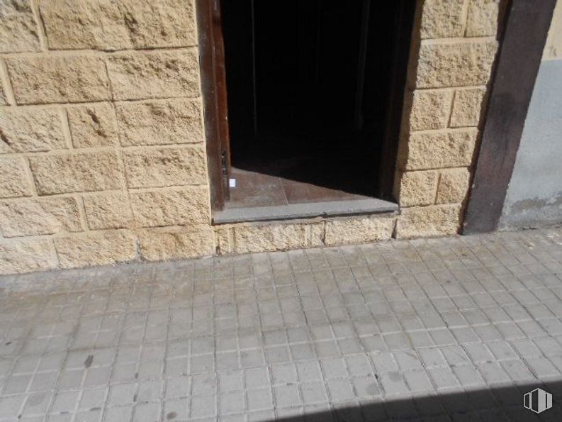 Retail for sale at Calle Virgen de Covadonga, Ávila, 05005 with window, rectangle, wood, road surface, floor, fixture, brick, flooring, brickwork and composite material around