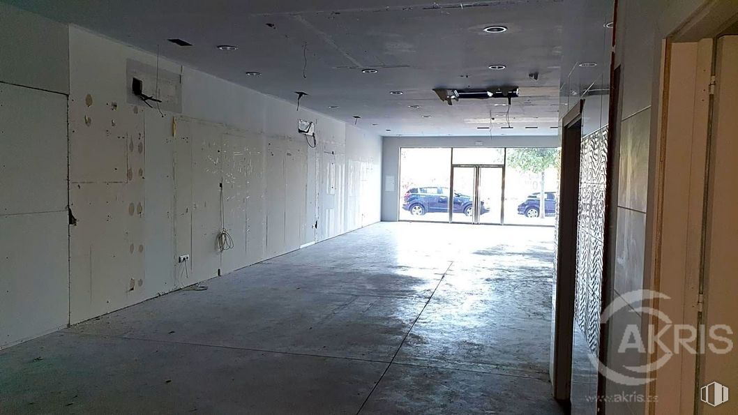 Retail for sale & for rent at Bulevar, Avenida Europa, Toledo, 45003 with fixture, building, tire, window, automotive lighting, wheel, interior design, hall, flooring and floor around