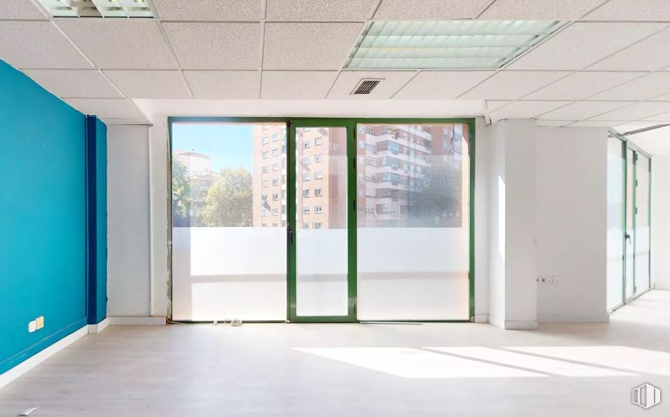 Oficina en alquiler y venta en Calle Vía Complutense, 3, Alcalá de Henares, Madrid, 28807 con accesorio, puerta, sombra, edificio, exterior del automóvil, hall, suelos, suelo, ventana y techo alrededor