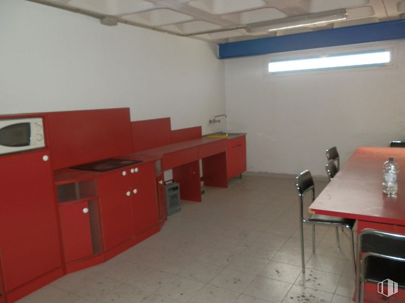 Industrial for sale & for rent at Polígono industrial La Frontera, Ugena, Toledo, 45217 with chair, cabinetry, property, table, furniture, interior design, window, building, floor and flooring around