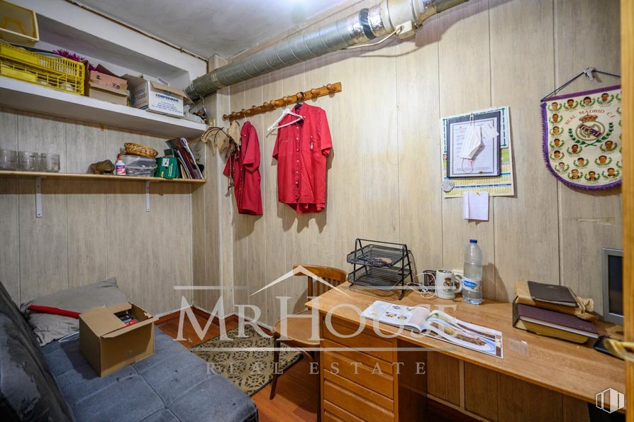 Retail for sale at Calle Dos Amigos, Parla, Madrid, 28980 with clothing, outerwear, box, shipping box, desk, picture frame, furniture, wood, flooring and floor around