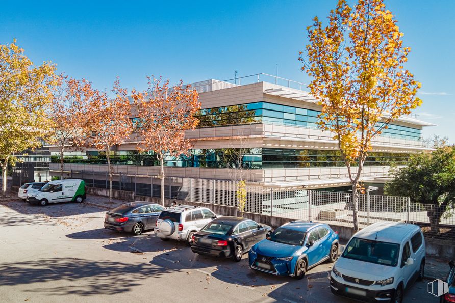 Oficina en venta en Calle Chile, Las Rozas de Madrid, Madrid, 28290 con coche, camioneta, rueda, cielo, vehículo terrestre, neumático, vehículo, edificio, planta y árbol alrededor