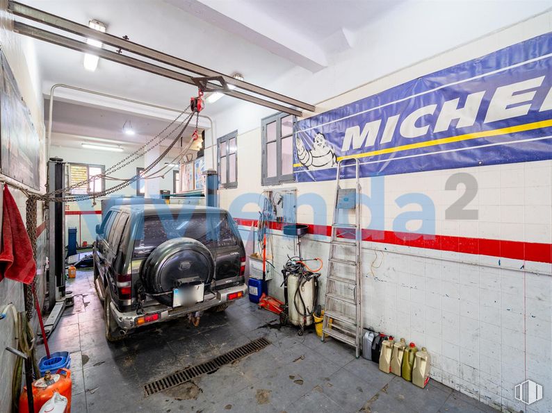 Local en venta en Calle Virgen de Nuria, Ciudad Lineal, Madrid, 28027 con neumático, luz de estacionamiento, vehículo, vehículo de motor, coche, iluminación del automóvil, neumático de automoción, diseño automovilístico, asfalto y exterior del automóvil alrededor