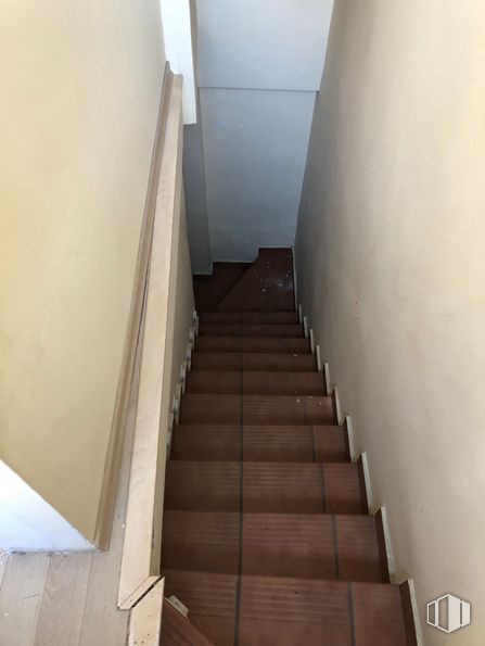 Local en alquiler en Barrio del Pilar, Fuencarral - El Pardo, Madrid, 28029 con alumbrado, accesorio, madera, escaleras, material compuesto, simetría, pavimentos, tintes y sombras, pintura y pasamano alrededor