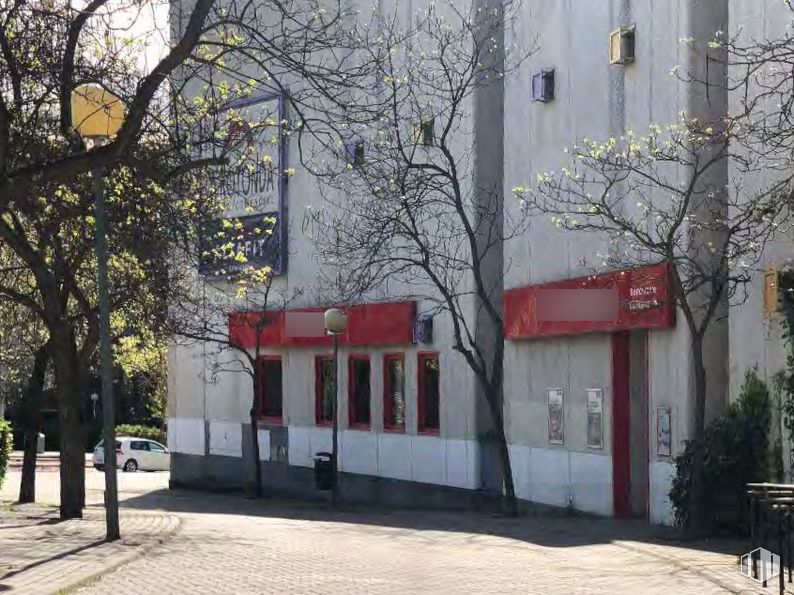 Local en alquiler y venta en Centro Comercial La Rotonda, Plaza Toro, 1, Tres Cantos, Madrid, 28760 con edificio, planta, ventana, árbol, rama, arquitectura, superficie de la carretera, diseño urbano, barrio y zona residencial alrededor