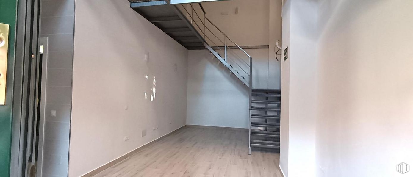 Retail for rent at Zona Constitución, Guadalajara, 19004 with building, fixture, wood, hall, flooring, composite material, hardwood, ceiling, glass and wood stain around