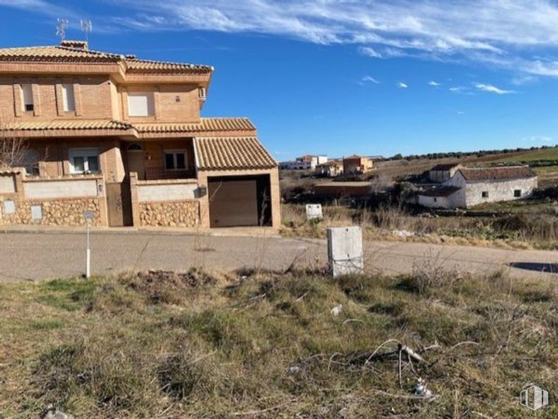 Land for sale at Calle América, Navahermosa, Toledo, 45150 with house, sky, cloud, property, plant, window, building, land lot, residential area and landscape around