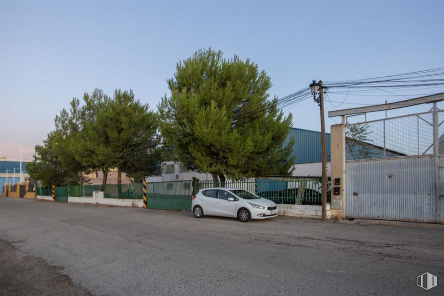 Nave en venta en Calle Raya Velilla, Mejorada del Campo, Madrid, 28840 con coche, luz de estacionamiento, cielo, neumático, rueda, vehículo, árbol, asfalto, superficie de la carretera y vehículo de motor alrededor