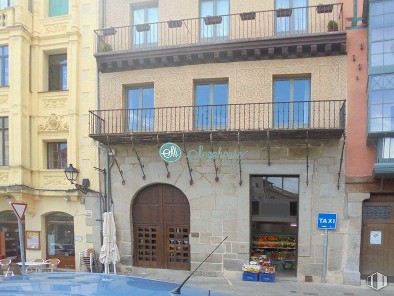 Office for rent at Calle San Frutos, Segovia, 40001 with window, building, blue, urban design, facade, real estate, city, door, mixed-use and commercial building around