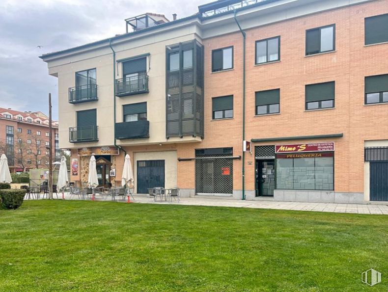 Retail for rent at Calle Nuestra Señora de Sonsoles, Ávila, 05003 with window, building, cloud, plant, urban design, architecture, condominium, land lot, grass and neighbourhood around