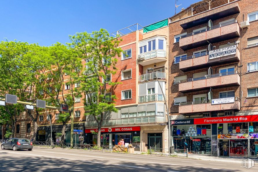 Retail for sale at Paseo Extremadura, La Latina, Madrid, 28011 with building, car, window, sky, urban design, condominium, residential area, thoroughfare, neighbourhood and house around