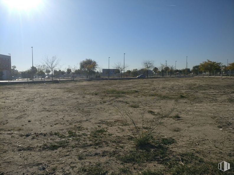 Suelo en venta en Zona industrial El Gato, Villaverde, Madrid, 28021 con edificio, cielo, planta, árbol, lote de tierra, superficie de carretera, asfalto, planta leñosa, llanura y horizonte alrededor