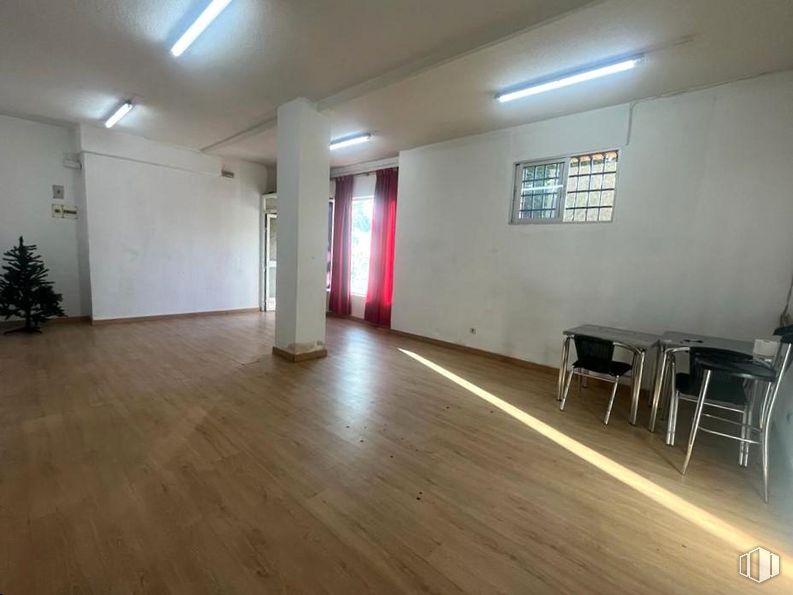 Local en venta en Calle Nazario Calonge, San Fernando de Henares, Madrid, 28830 con ventana, mesa, silla, madera, hall, accesorio, suelo, edificio, suelos y madera dura alrededor