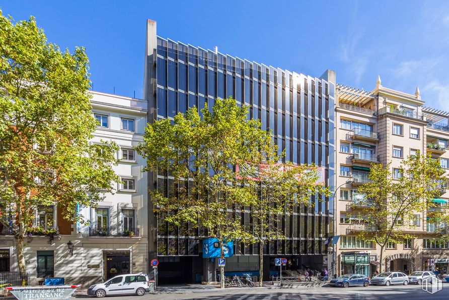 Oficina en alquiler en Calle Velázquez, 50, Salamanca, Madrid, 28001 con edificio, cielo, tiempo de día, propiedad, árbol, ventana, bloque de pisos, diseño urbano, condominio y vecindario alrededor