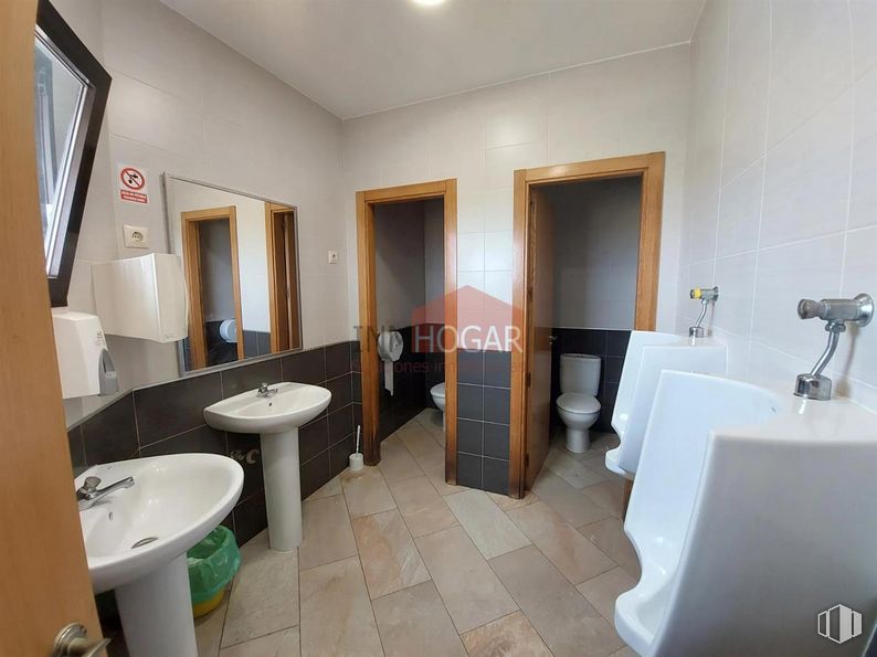 Retail for sale at Autovía A-6, Adanero, Ávila, 05296 with sink, tap, mirror, property, plumbing fixture, building, floor, bathroom sink, bathroom and house around