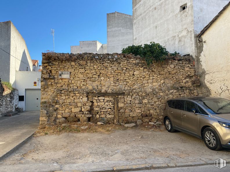 Suelo en venta en Calle Mayor, 14, Guadalix de la Sierra, Madrid, 28794 con rueda, coche, neumático, vehículo, cielo, edificio, ventana, casa, superficie de la carretera y carretera alrededor