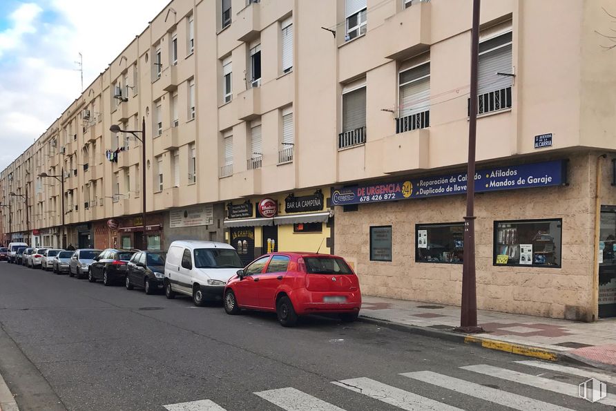 Local en venta en Avenida Alcarria, 5, Azuqueca de Henares, Guadalajara, 19200 con coche, edificio, camioneta, ventana, neumático, rueda, vehículo terrestre, vehículo, propiedad y vehículo de motor alrededor