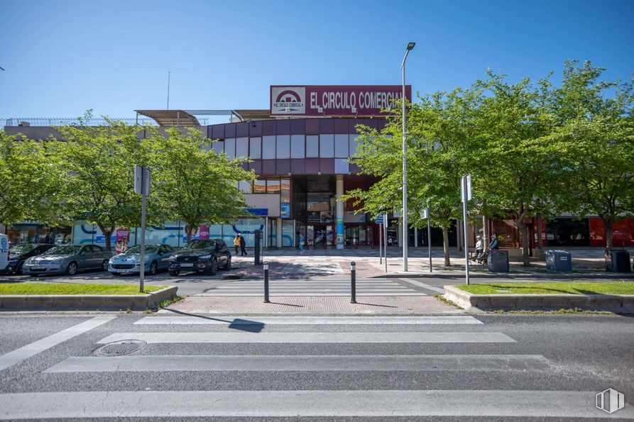 Retail for sale at Avenida Constitución, 90, Torrejón de Ardoz, Madrid, 28850 with car, sky, plant, road surface, tree, urban design, asphalt, neighbourhood, line and residential area around