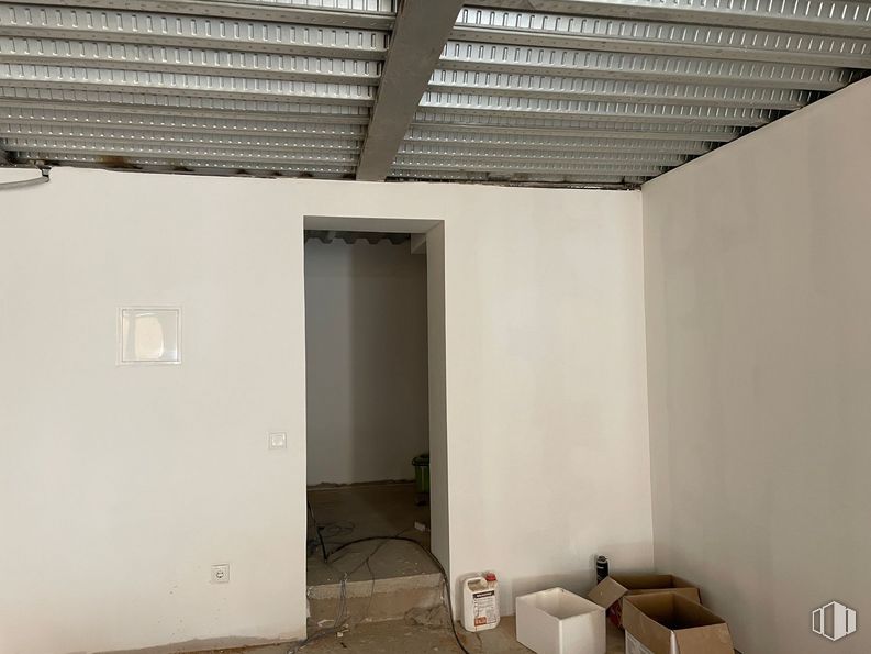 Local en alquiler en Calle Abastos, Aranjuez, Madrid, 28300 con caja de envío, caja, propiedad, edificio, madera, sombra, suelo, suelos, madera dura y techo alrededor